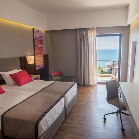 Hotel Ramada Plaza By Wyndham Thraki à Alexandroúpoli Extérieur photo A room at the hotel
