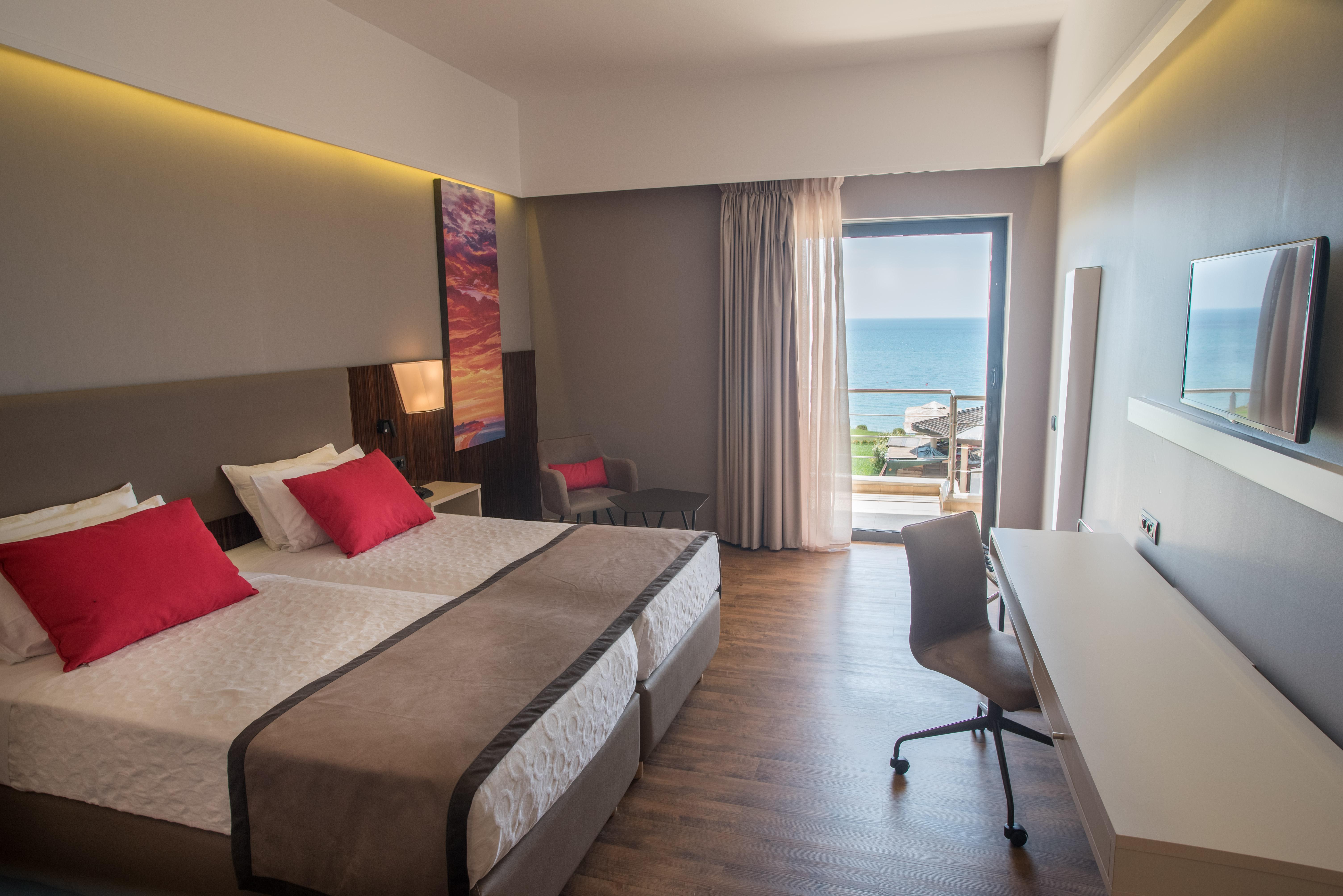 Hotel Ramada Plaza By Wyndham Thraki à Alexandroúpoli Extérieur photo A room at the hotel
