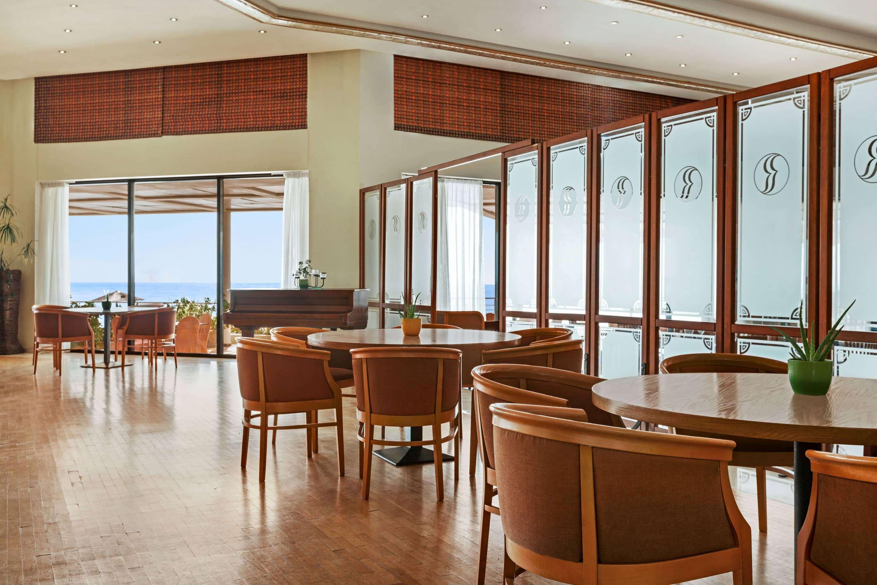 Hotel Ramada Plaza By Wyndham Thraki à Alexandroúpoli Extérieur photo The Club Lounge at the airport
