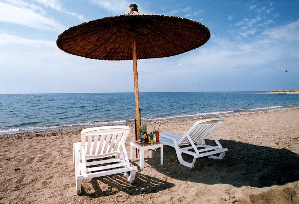 Hotel Ramada Plaza By Wyndham Thraki à Alexandroúpoli Extérieur photo A beach umbrella