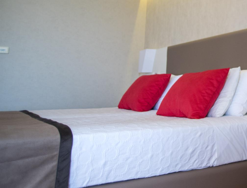 Hotel Ramada Plaza By Wyndham Thraki à Alexandroúpoli Extérieur photo A bed with a throw