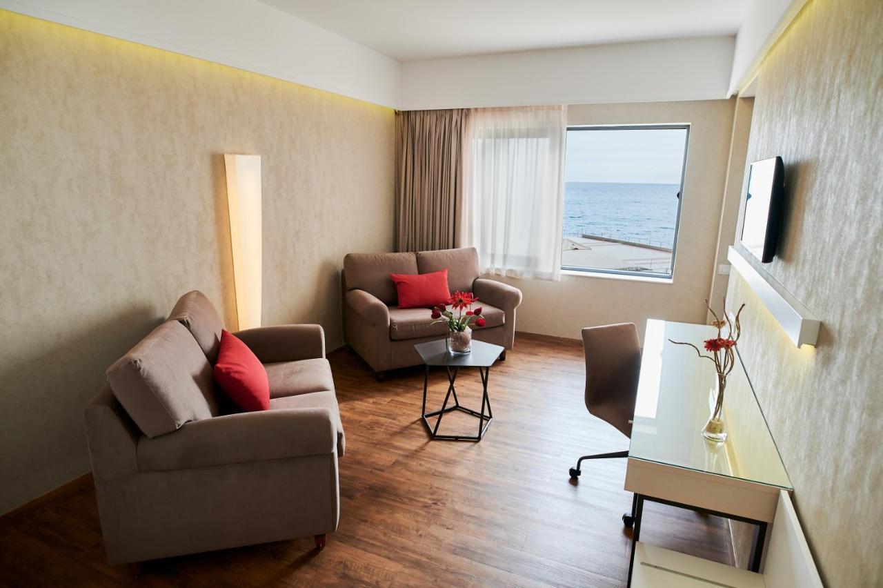 Hotel Ramada Plaza By Wyndham Thraki à Alexandroúpoli Extérieur photo A suite at the hotel