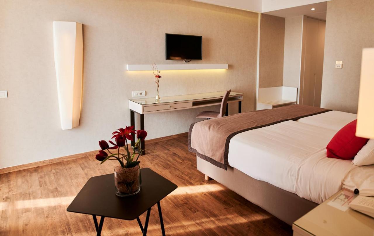 Hotel Ramada Plaza By Wyndham Thraki à Alexandroúpoli Extérieur photo A room at the hotel