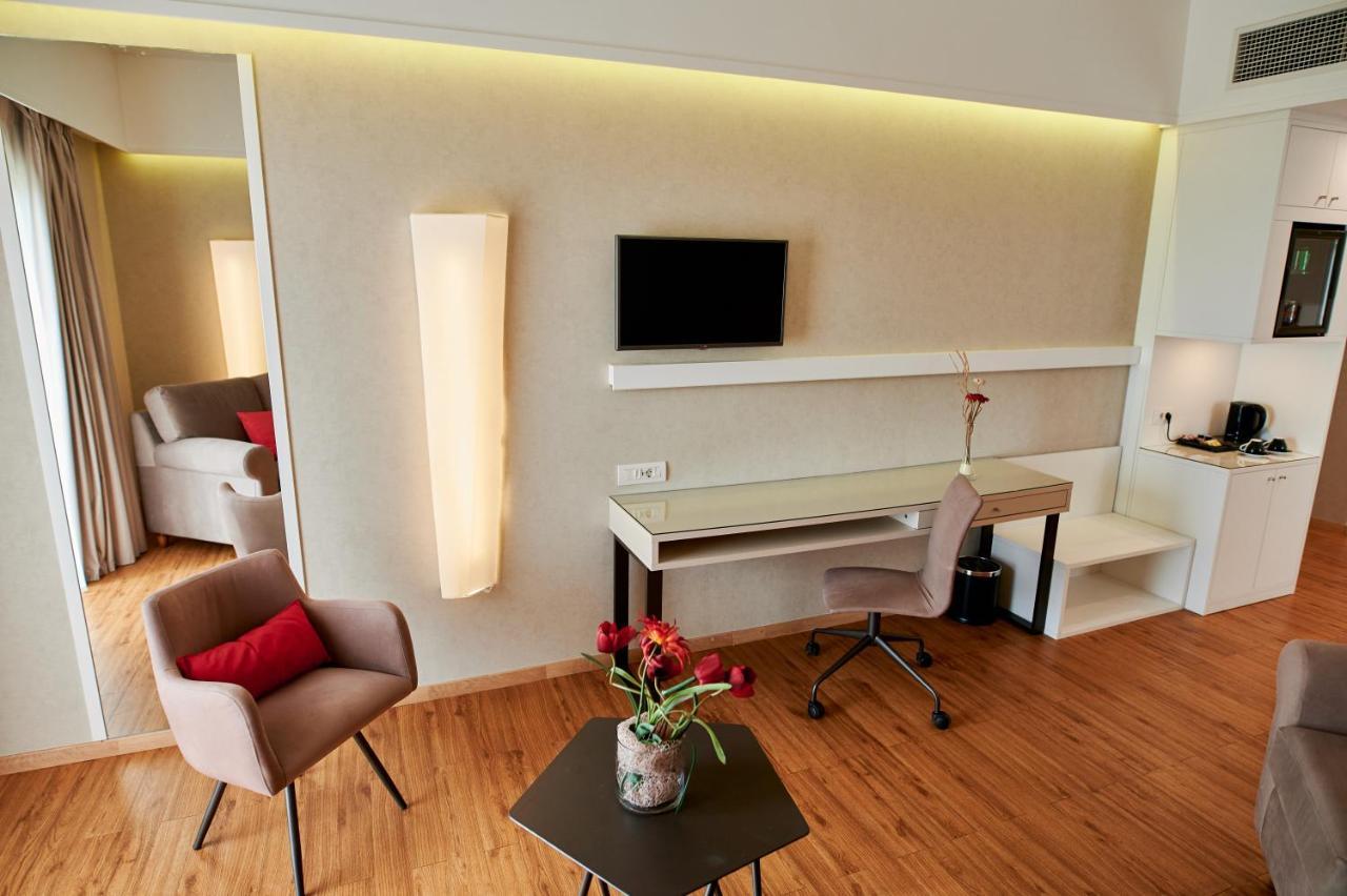 Hotel Ramada Plaza By Wyndham Thraki à Alexandroúpoli Extérieur photo A room at the hotel
