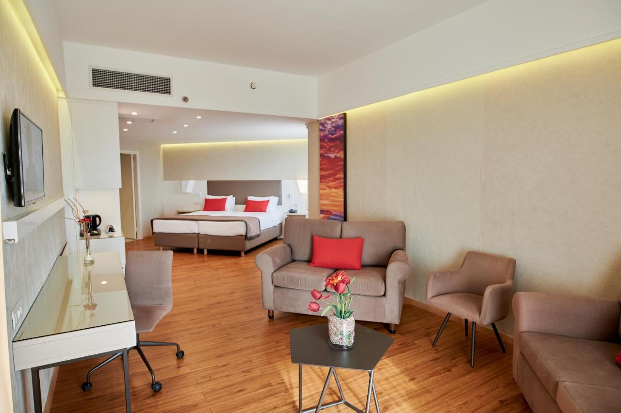 Hotel Ramada Plaza By Wyndham Thraki à Alexandroúpoli Extérieur photo A room at the hotel
